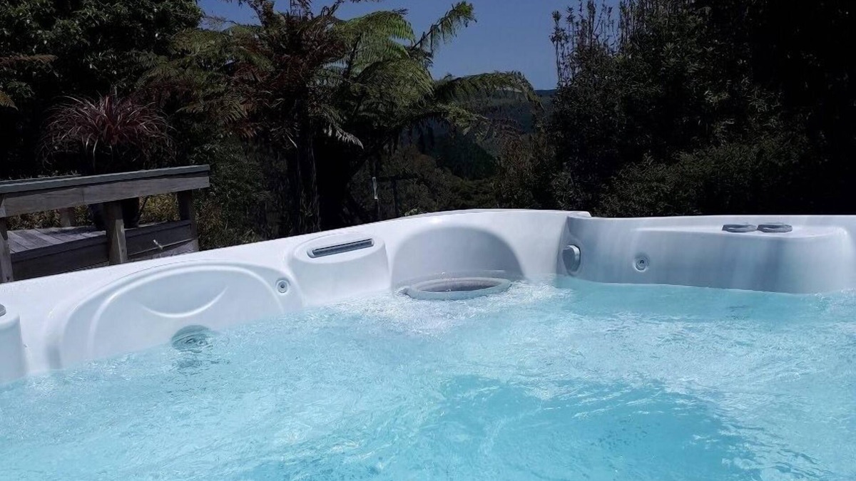 Rotoma House | Lake Rotoehu - Water Views, secluded, spa pool "just for you"