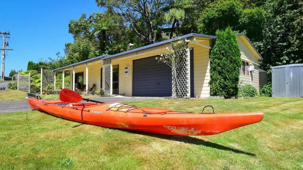 Okere Falls House | Lake Rotoiti Retreat | Walk to the Lake + Kayaks!