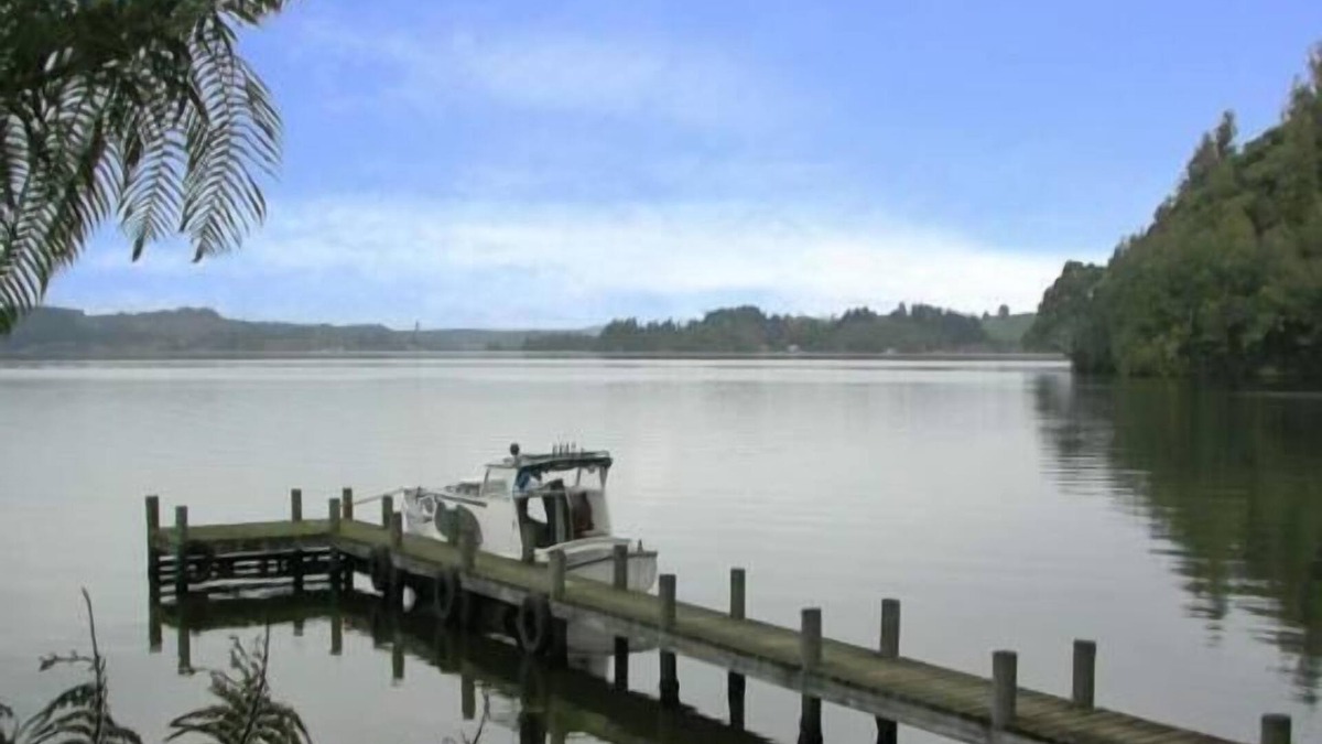 Okere Falls House | LAKE ROTOITI Waterfront. Sleeps 11. Exclusive private beach with jetty.