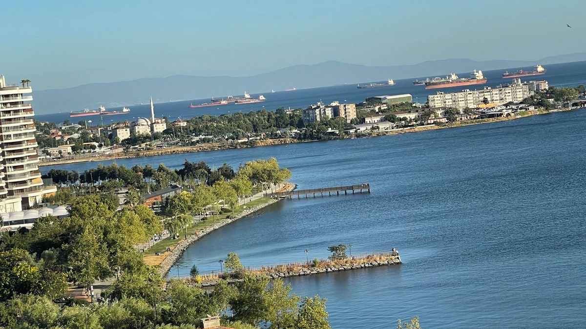Kucukcekmece Apartment | Lake & sea view 3 bedrooms apartment