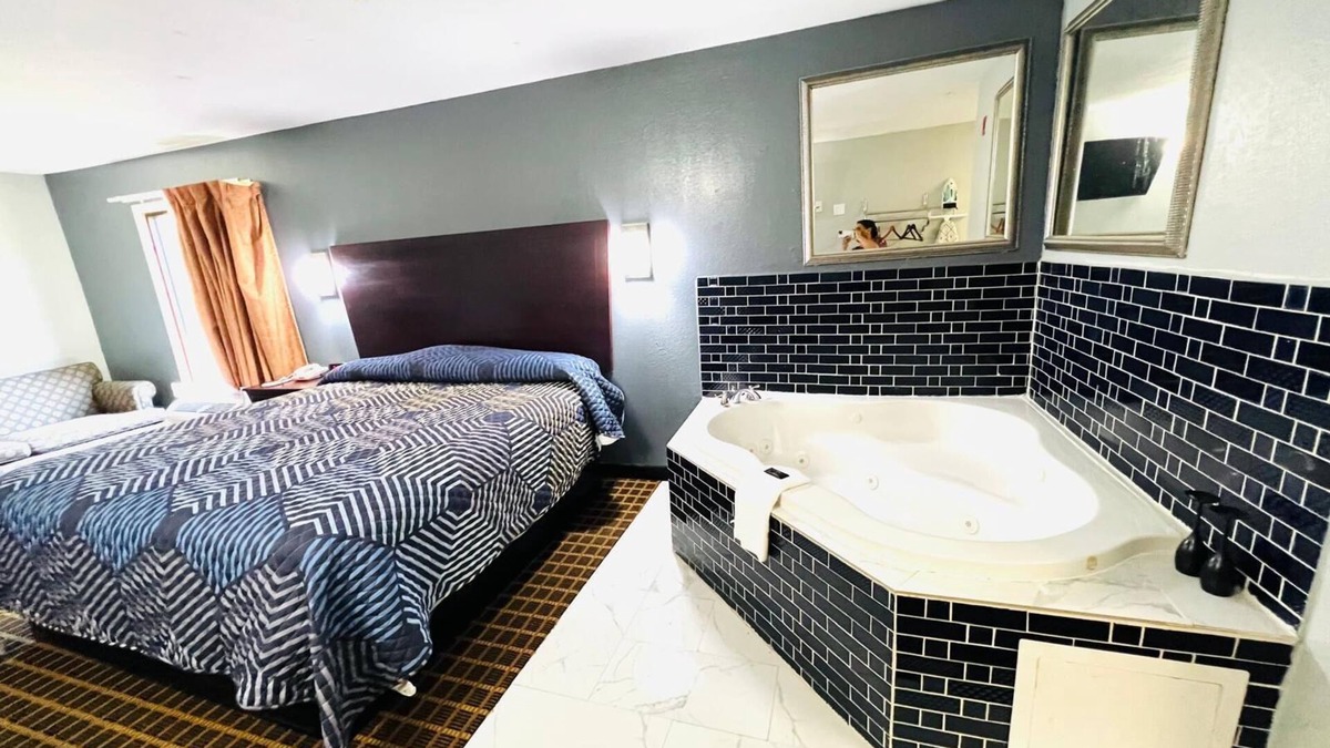 Sneads Hotel | Lake Seminole Inn By Belvilla Marianna Hwy 90