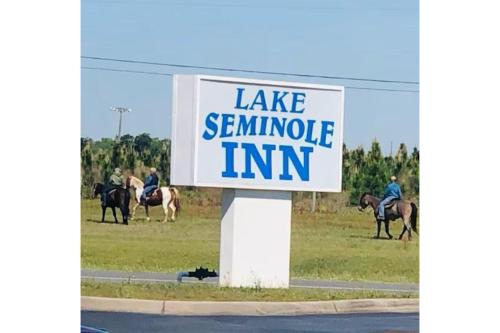 Sneads Hotel | Lake Seminole Inn By Belvilla Marianna Hwy 90