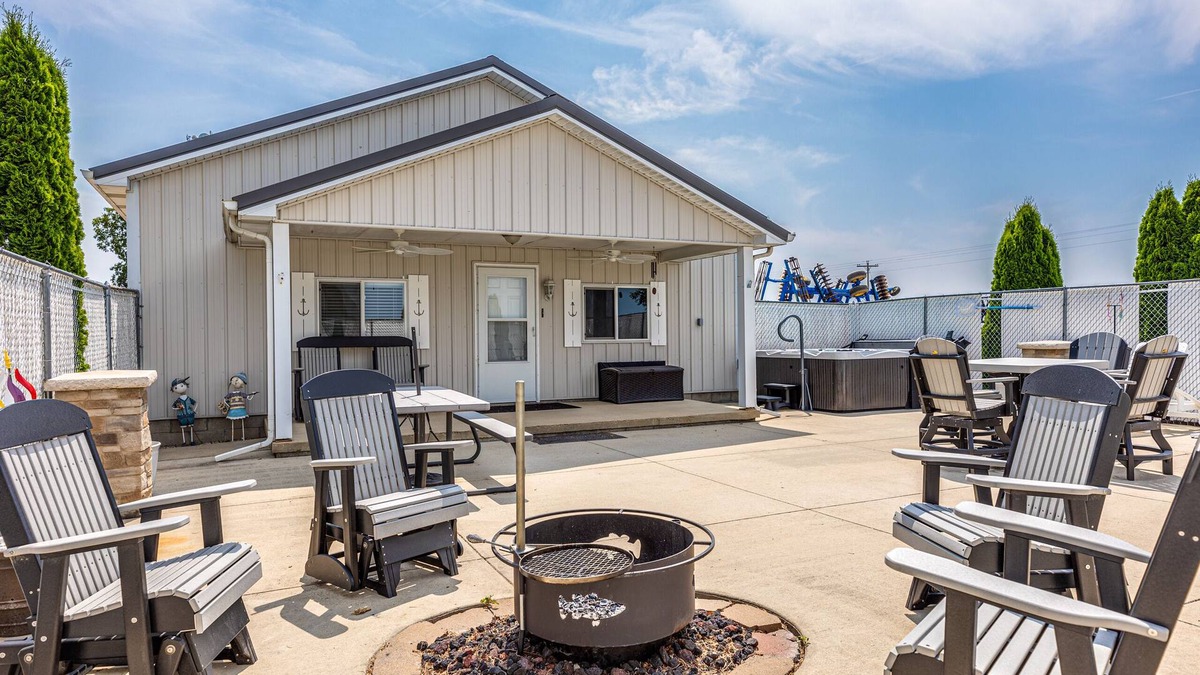 Shelbyville Cottage | Lake Shelbyville Country Cottage w/Hot Tub - 5 minutes from Lake