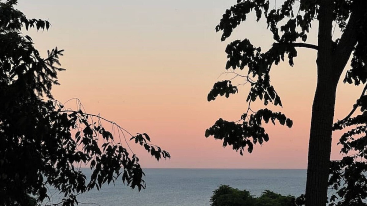 Central Elgin Cottage | Lake side, beach access, 50s Inspired cottage in Port Stanley, ON!