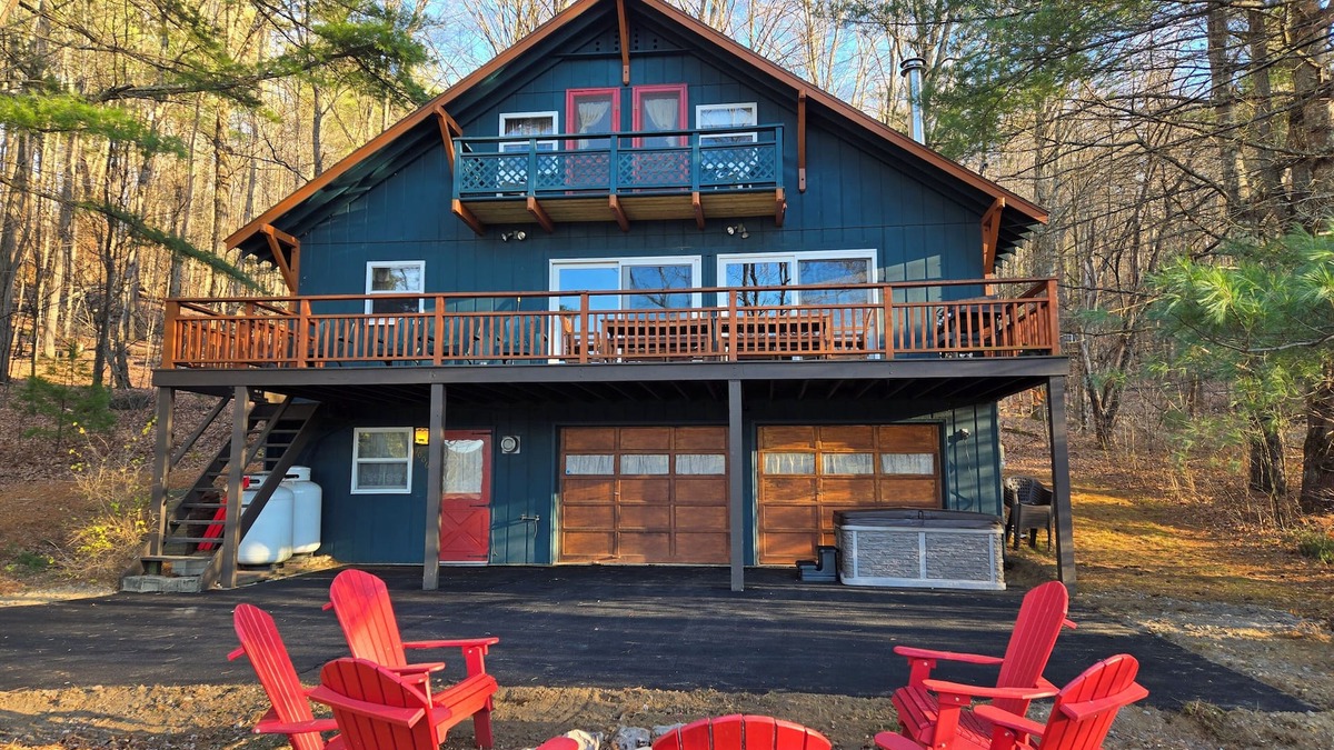 Brant Lake House | Lake side Chalet Brant Lake w/outdoor Hot Tubn