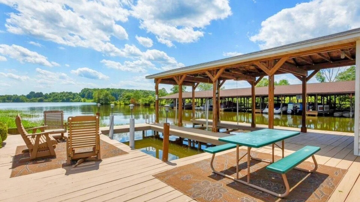 Twin Oaks House | Lake Side Family Oasis - Public Side