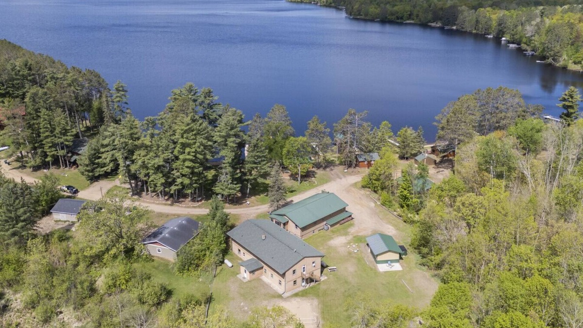 Emily Cabin | Lake Side Resort! 3 Buildings, sleeps 57! Sandy Beach, Game Room & More!