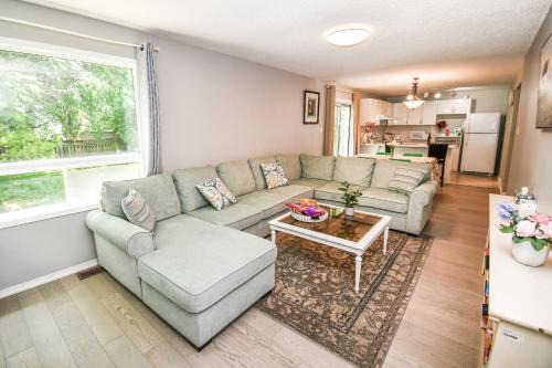 Alcona House | Lake Simcoe 4 Bedroom Family Home Ideal Toronto Area Retreat