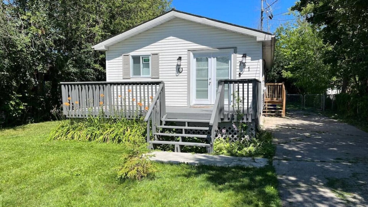 Georgina Cottage | Lake Simcoe Beach Oasis with Backyard and Firepit