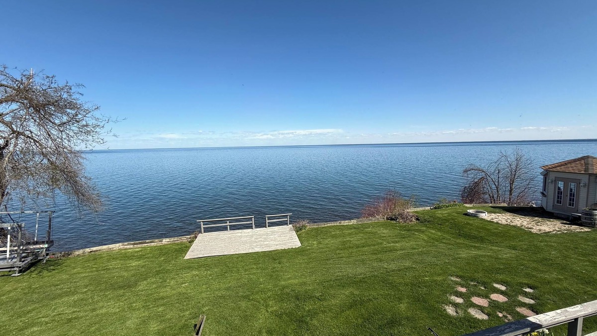 Oro Station Cottage | Lake Simcoe Waterfront Cottage. All Season Getaway,