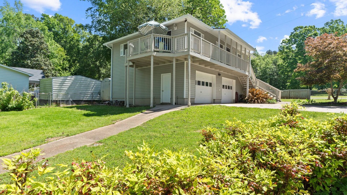 Hardwick Apartment | Lake Sinclair Happy Place Guest Suite, 2BR/1BTH, Sleeps 6 Pool & Hot tub Access!