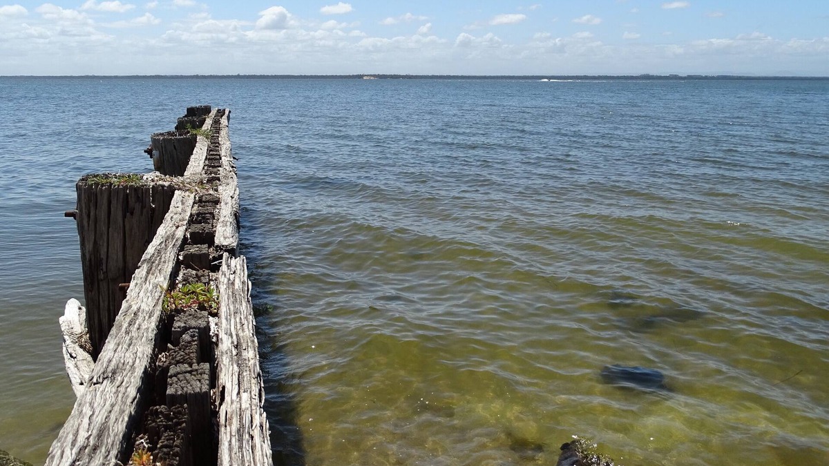 Loch Sport House | Lake St House. Large holiday home opposite Lake Victoria, views over the lake!