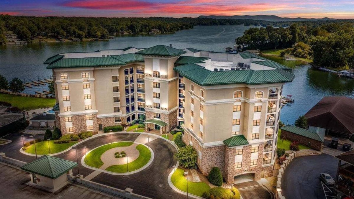 Westlake Corner Condo | LAKE Stardust - Condo with pool ! Pet friendly