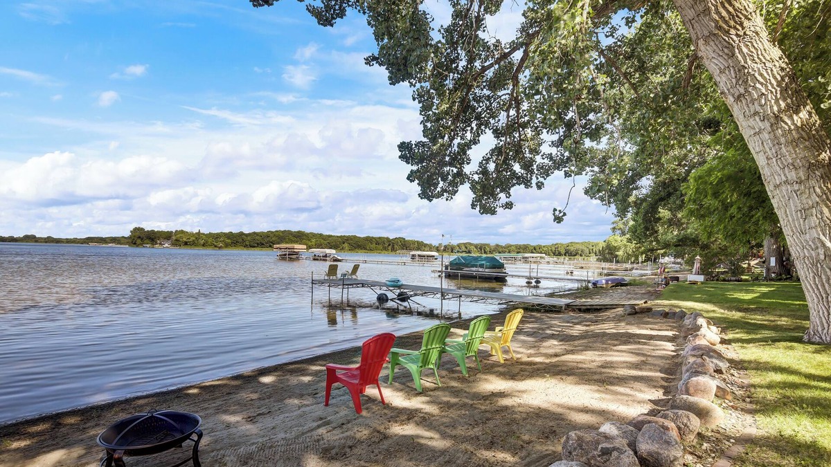 Darwin House | Lake Stella Private Beach Getaway