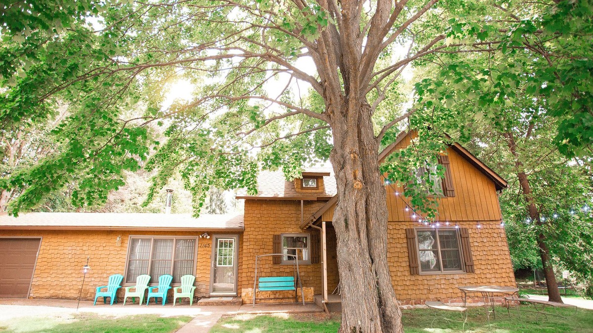 Cumberland House | Lake Street Retreat: Charming Getaway with Stunning Lake View Sunsets