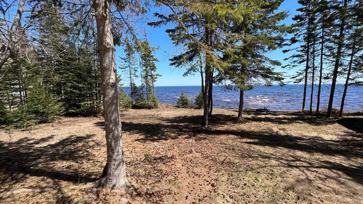 Paradise House | Lake Superior shoreline in Paradise, MI