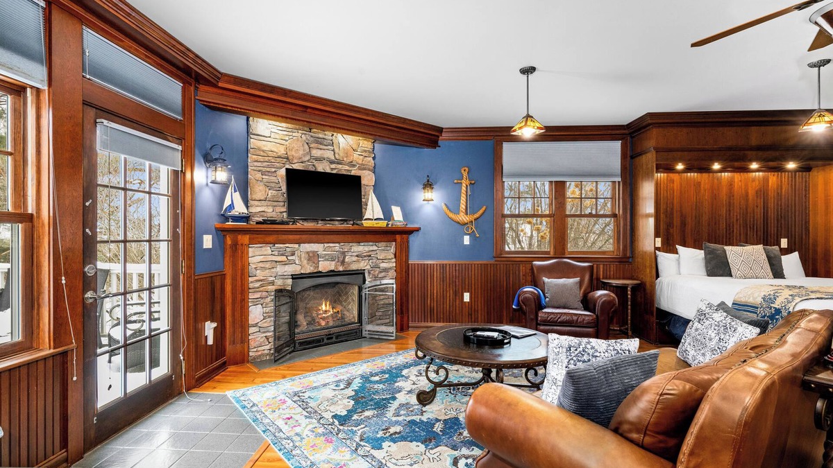 Endion House | Lake Superior Suite | Jacuzzi & Sauna