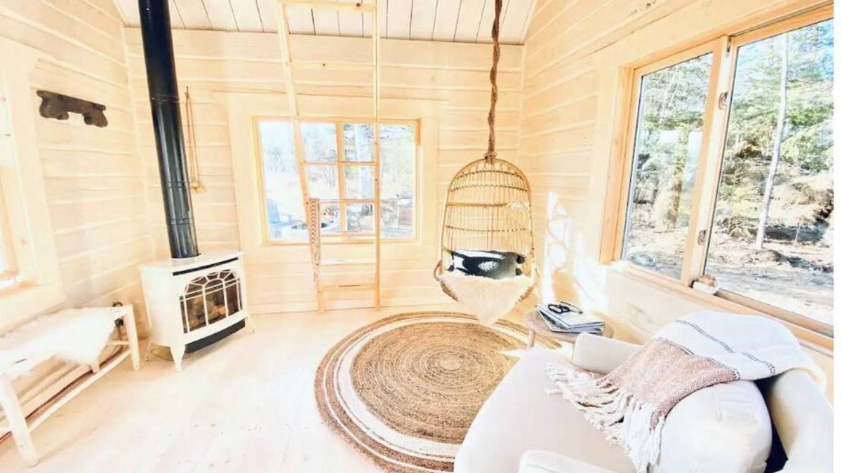 Grand Marais Cabin | Lake Superior Views w/Sauna - Near GM + Dog Friendly. 1min Walk to Beach.