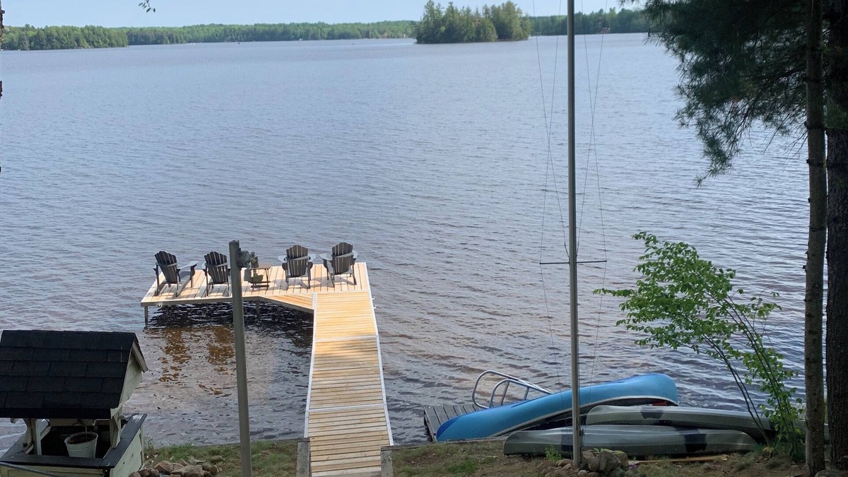 Bracebridge Cottage | Lake swims, sunrises and family fun just outside your door-relax, play, recharge