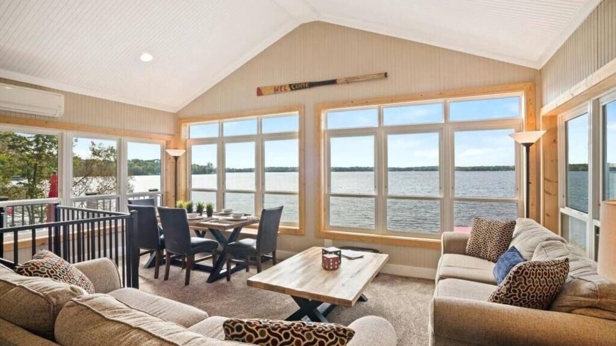 Annandale House | Lake Sylvia Cabin - Stunning Waterfront Views