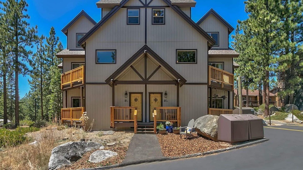 Zephyr Cove House | Lake Tahoe Modern Mountain-Walk to 2 beaches, restaurants, Edgewood and Casinos!