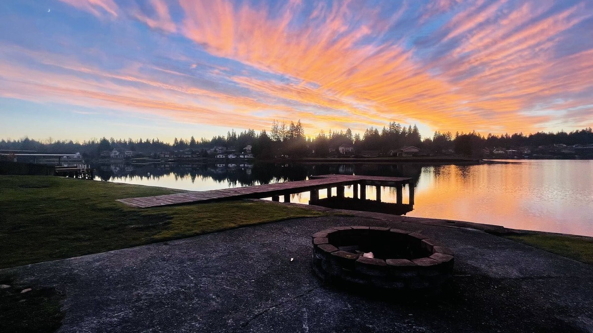 Bonney Lake House | Lake Tapps Dock House on the Bankers Island with Boat Launch