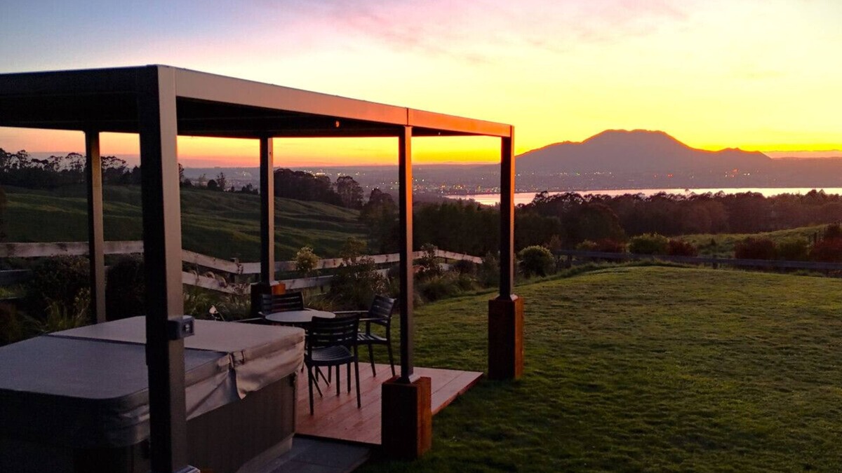 Acacia Bay House | Lake Taupō Luxury Home + Hideaway Apartment
