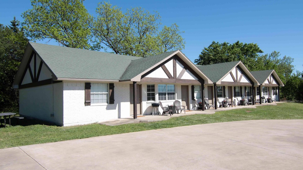 Mead Apartment | Lake Texoma Six-Plex Room - 2 Queens