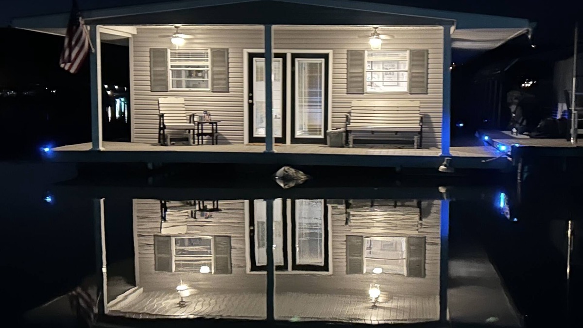 New Tazewell House | Lake Therapy at Norris Lake. Wake up floating on the water, pontoon included.