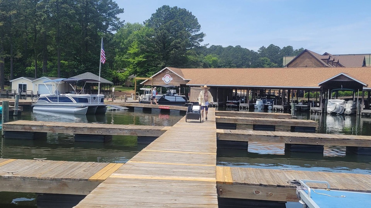 Mount Gilead House | Lake Tillery 7 Minutes to Marina! Sleeps 8, Large Deck with WiFi and AC