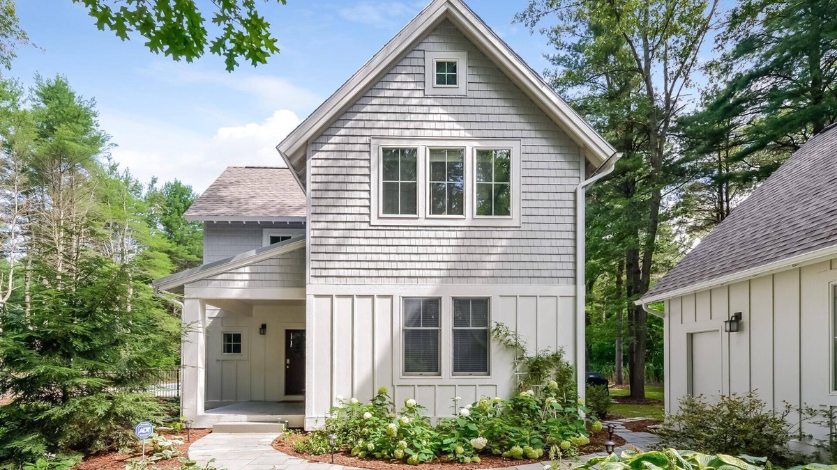 Saugatuck Villa | Lake Trail Treehouse