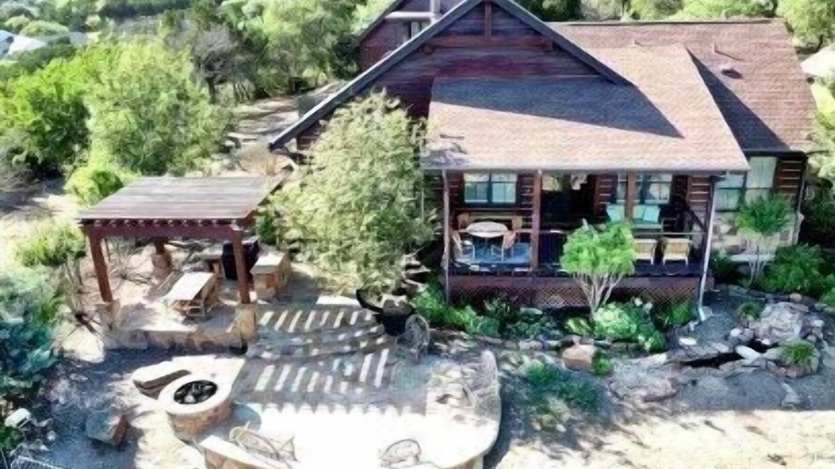Leander Cabin | Lake Travis Luxury 5bd/3bath Cabin Hollows Resort
