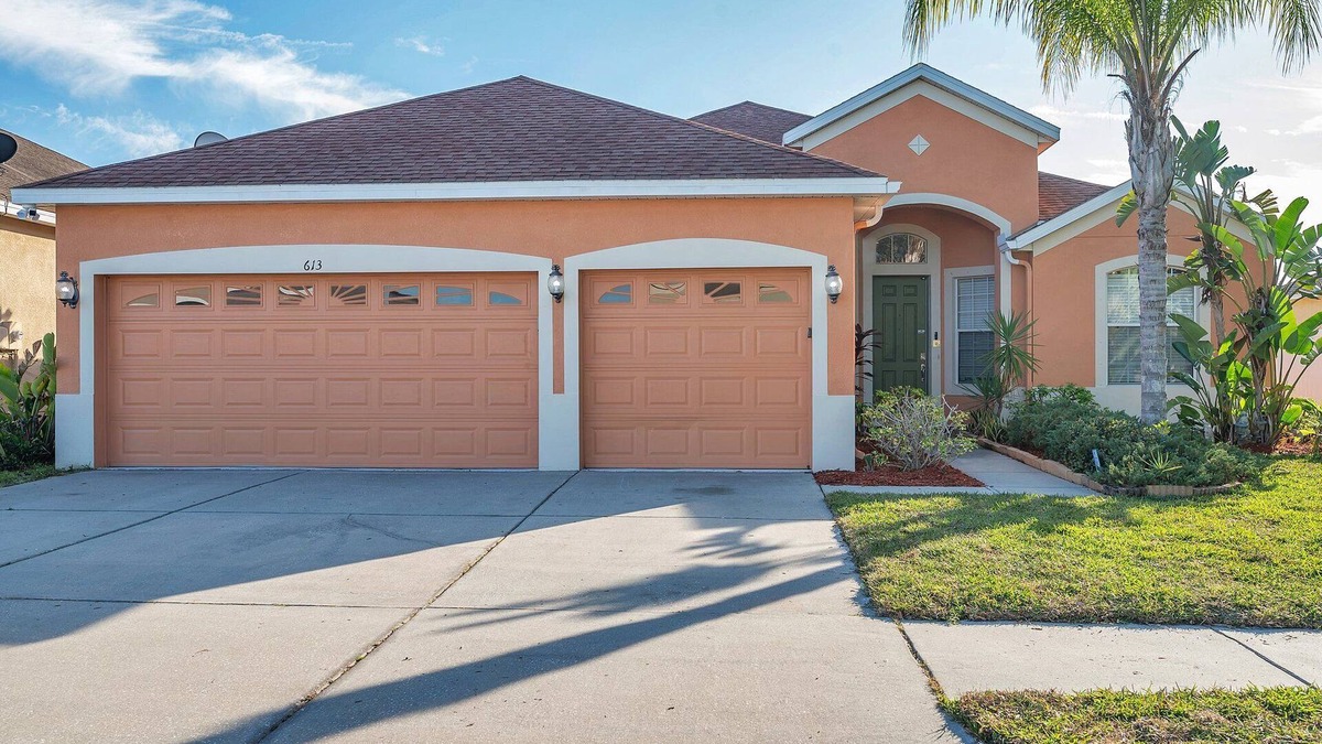 Ruskin House | Lake View 6 bedrooms, tennis Courts, playground, close to beach area, large home