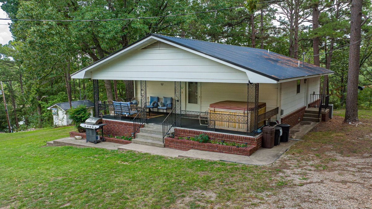 Dennis House | Lake View and Access! - 2 Bdrm, sleeps 6, beautiful lake views!