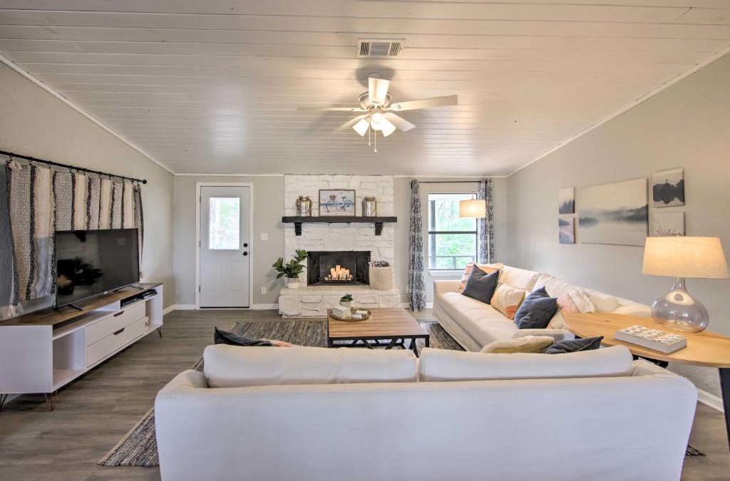 Enchanted Oaks House | Lake View and Decks Pet-Friendly Mabank Home