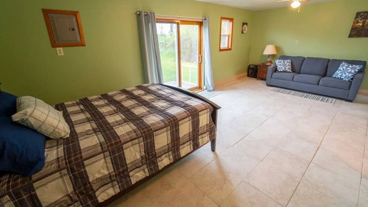 Sandusky Apartment | Lake view apartment w/amazing views & centrally located in the heart of Kelleys