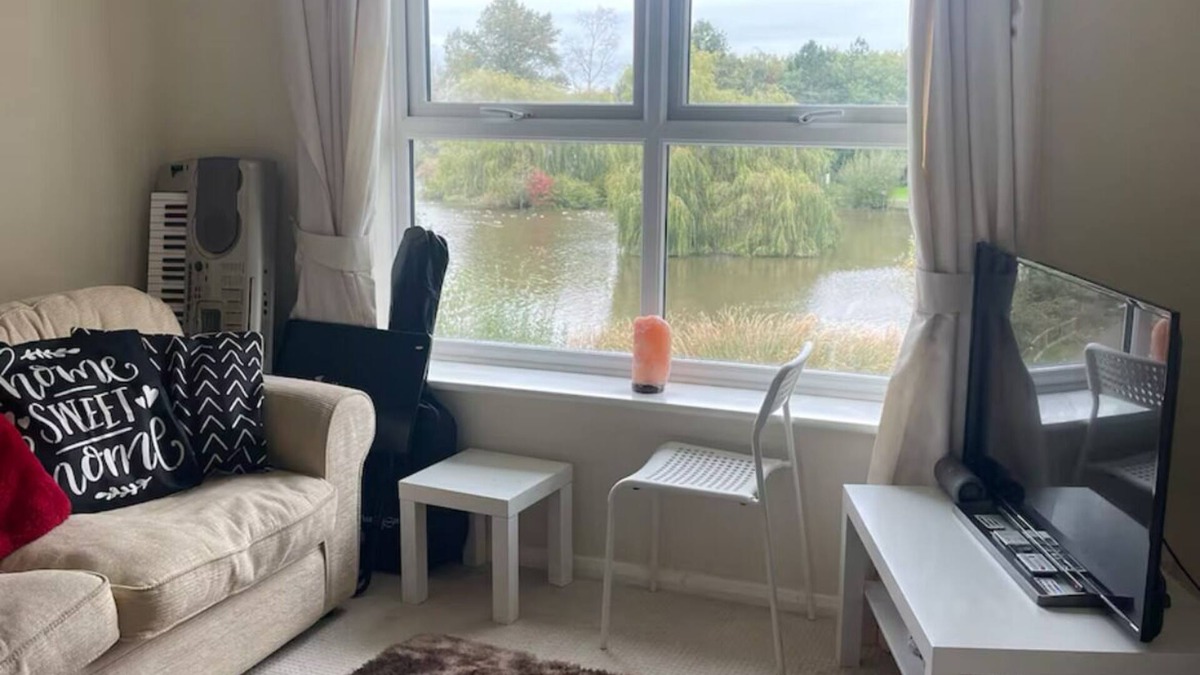 Aylesbury Apartment | Lake View Apartment