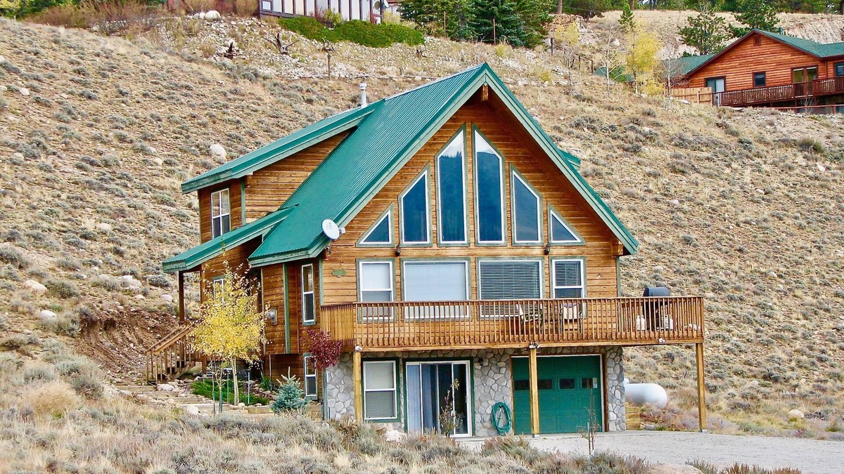 Twin Lakes Ski Chalet | Lake View at the Lone Pine Lodge. 4 beds 2 Bath. Sleeps 6. License 2025–072