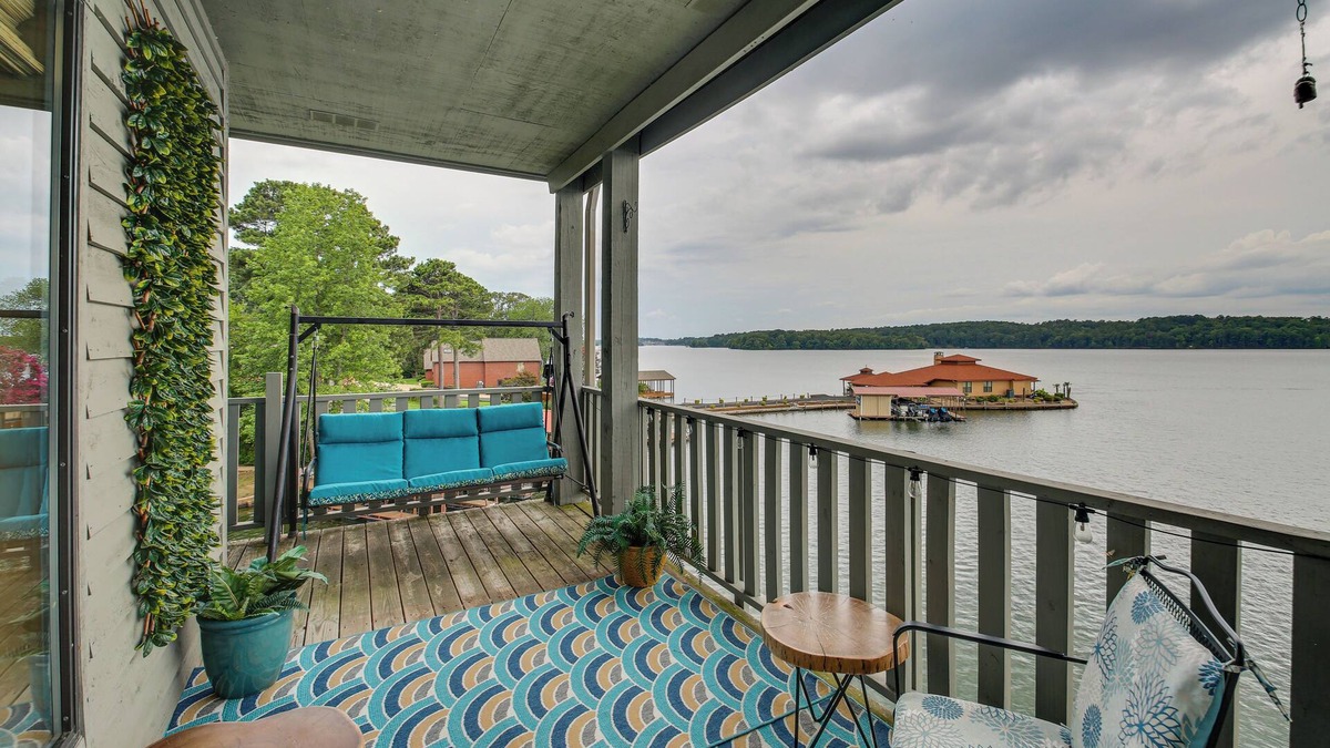 Hot Springs Condo | Lake-View Balcony: Hot Springs Penthouse!