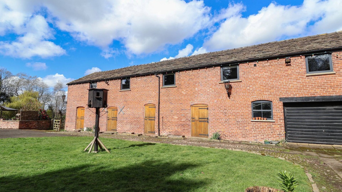 Macclesfield Cottage | LAKE VIEW BARN, family friendly, with hot tub in Macclesfield