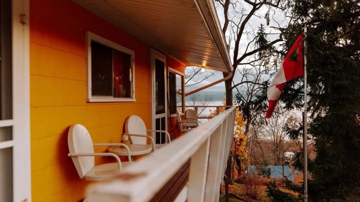 Central Elgin Cottage | Lake view, beach access, vintage cottage getaway with sauna!