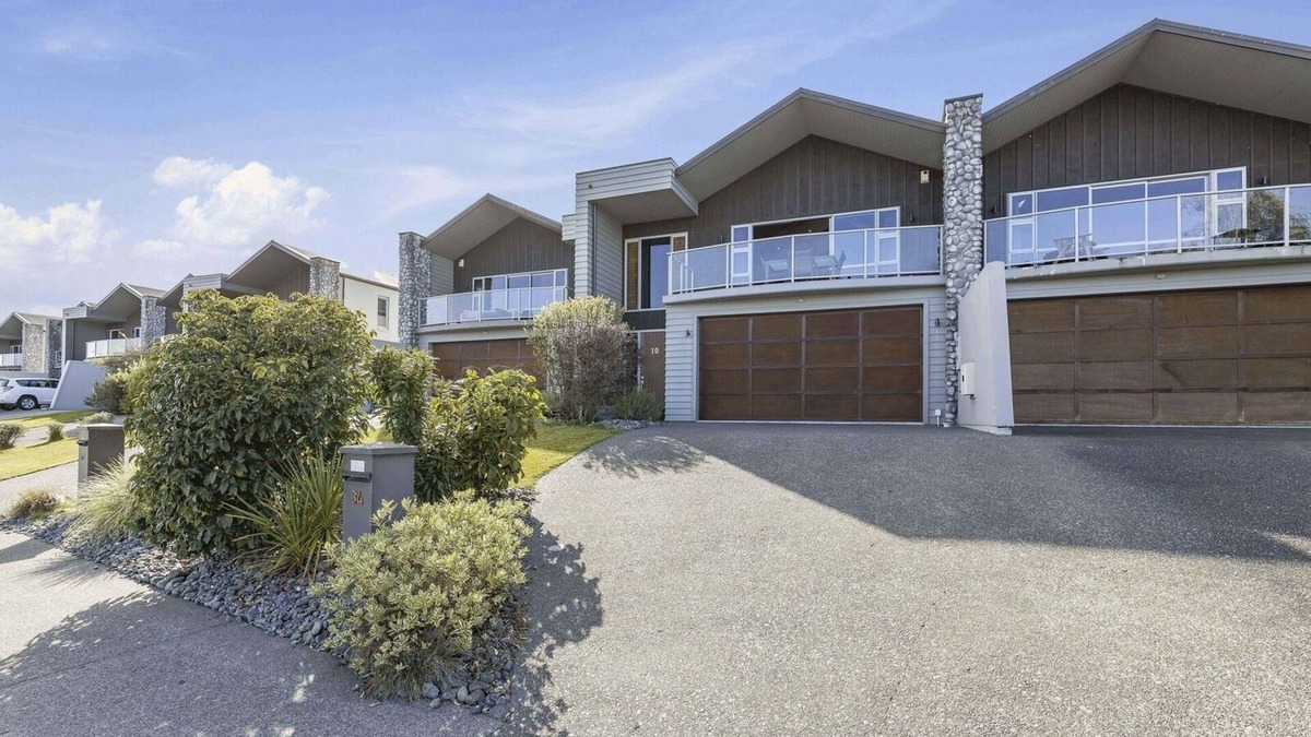 Taupo Cottage | Lake View Bliss - Lake Taupo Holiday Home