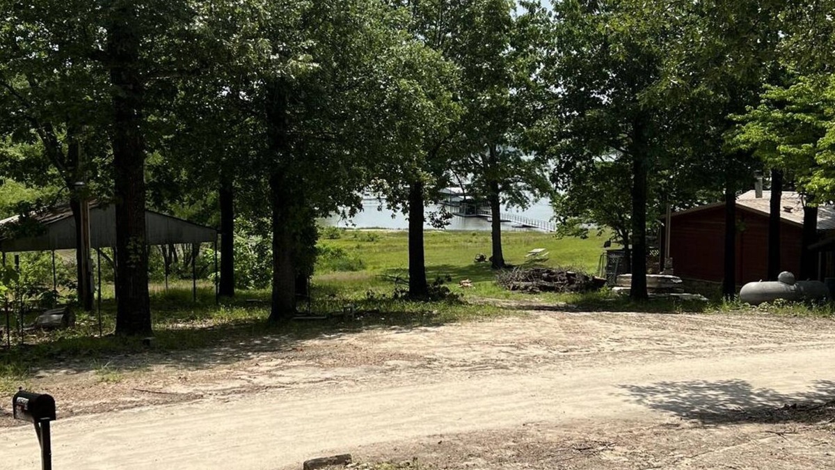 Hoyt Cabin | Lake View Cabinn2 beds 1 bath sleeps 5 n15 miles from Eufaula. n