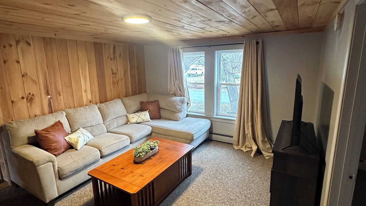 Auburn Apartment | Lake View Central Hideaway
