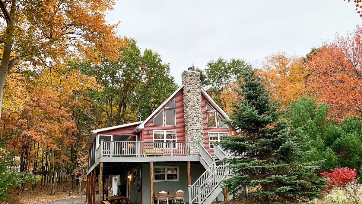 Briar Crest Woods House | Lake View Chalet, Steps from Beach, Newly Renovate