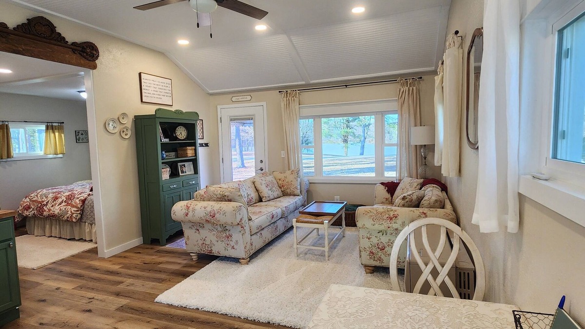 Fayette Cottage | Lake View Cottage for Two with Views of Harrison Lake
