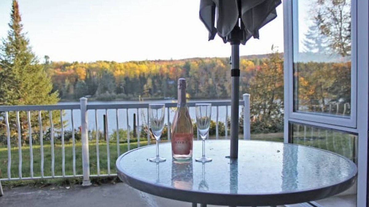 Rawdon Cottage | Lake-view cottage with spa for 14 people 1-hour from Montreal