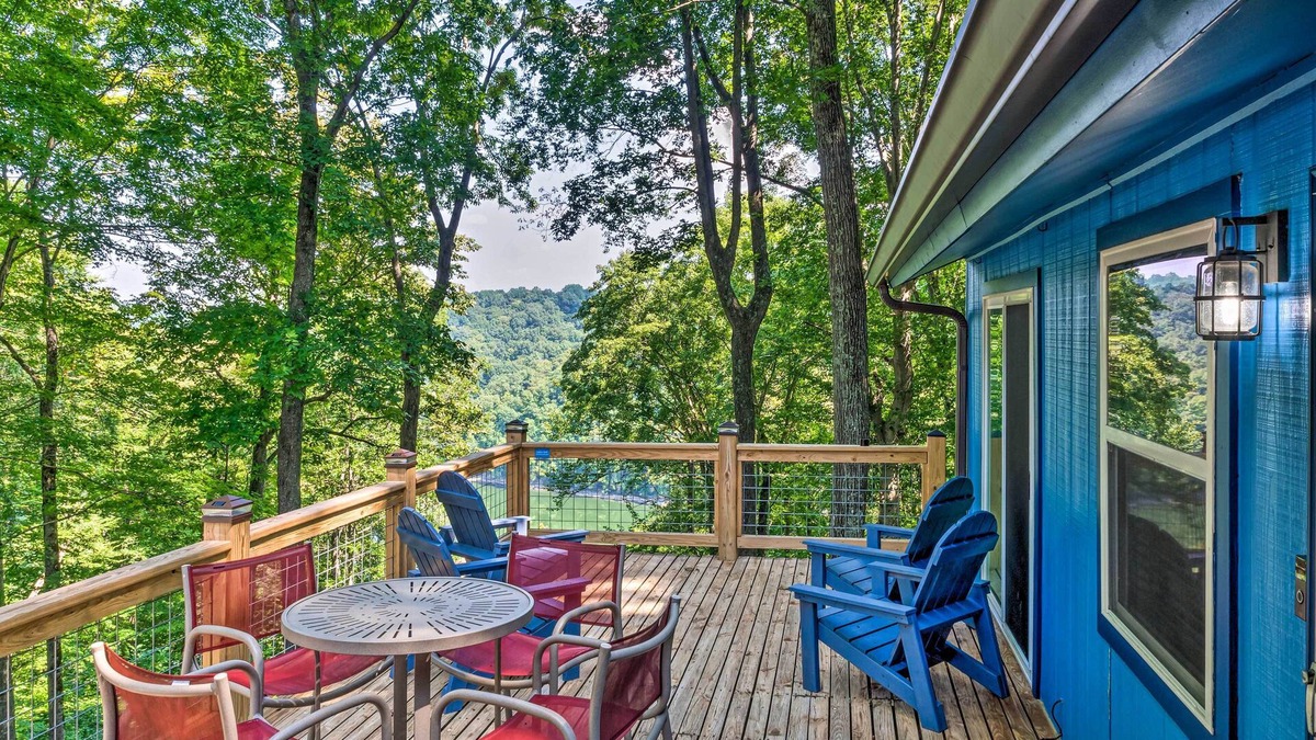 Albany Cottage | Lake View Escape - 1 Mile From Wisdom Dock!