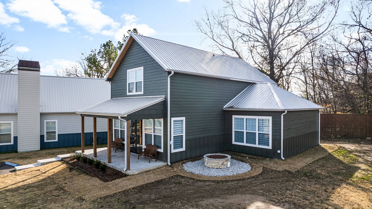 Vinita House | Lake View Family Retreat - Arcade Fire Pit BBQ