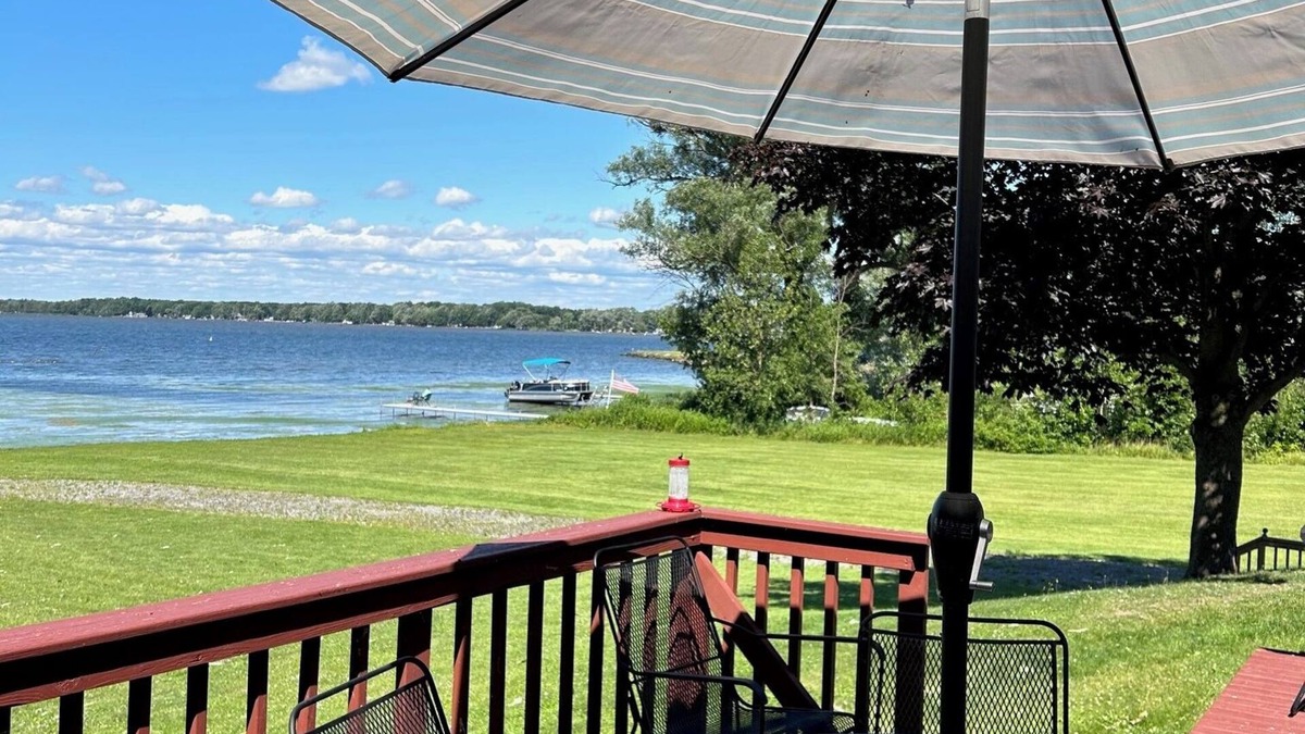Durhamville House | LAKE VIEW GEM - BEAUTIFUL VIEWS, RESTAURANT/MARINA NEXT DOOR.